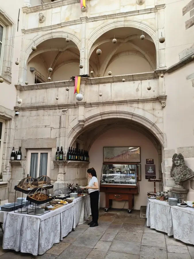 The 16th-century listed courtyard at Le Cep in Beaune, set for breakfast