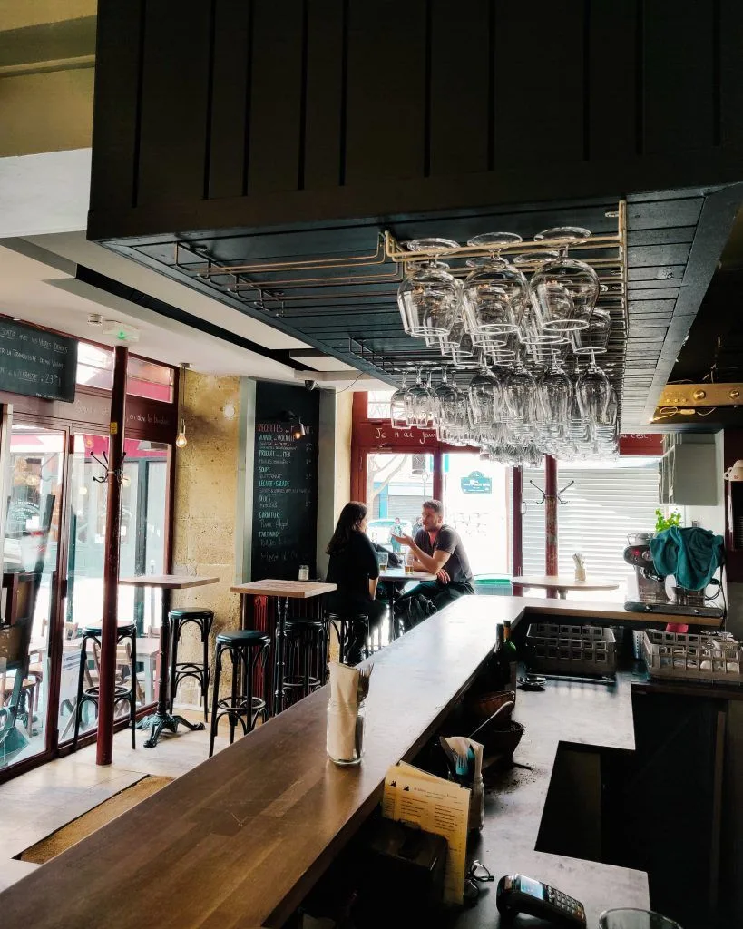 Intérieur du bar à vin Le Barav à Paris