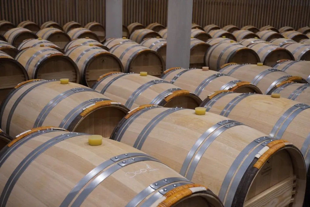 Barriques dans le chai du Château Haut Bailly