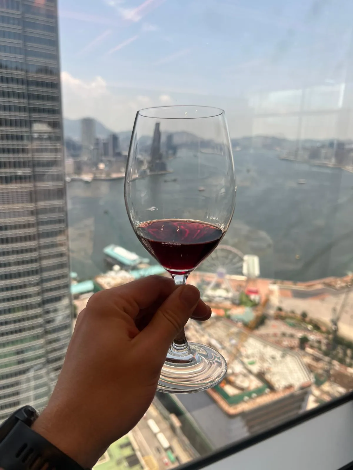 Un verre de vin rouge de Californie devant la baie de Hong Kong, lors du déjeuner des 50 ans du Jugement de Paris