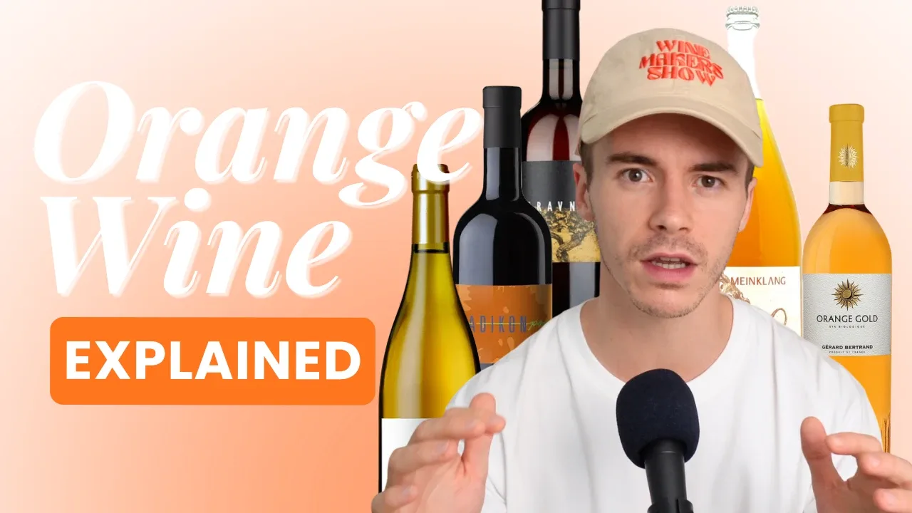 Le vin orange expliqué : une rangée de bouteilles de vin de macération et de vin ambré dans différentes teintes