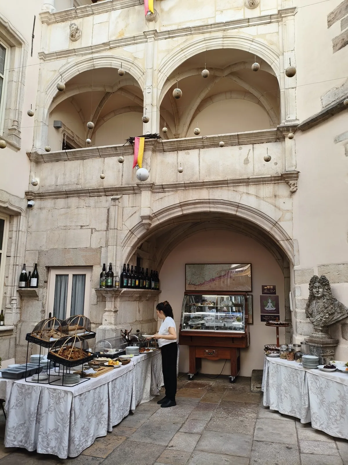 The 16th-century listed courtyard at Le Cep in Beaune, set for breakfast