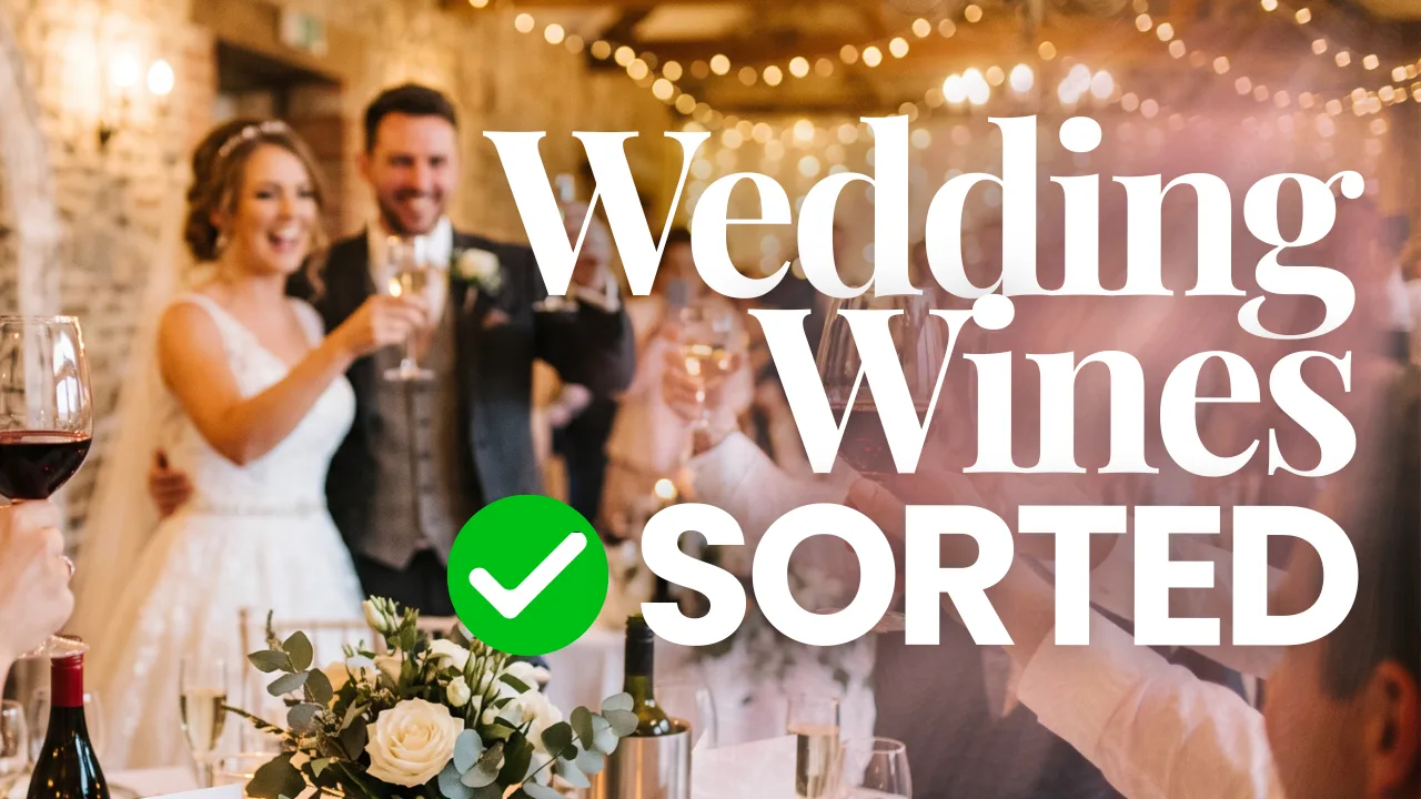 Des invités trinquant avec des verres de vin lors d'un mariage aux chandelles