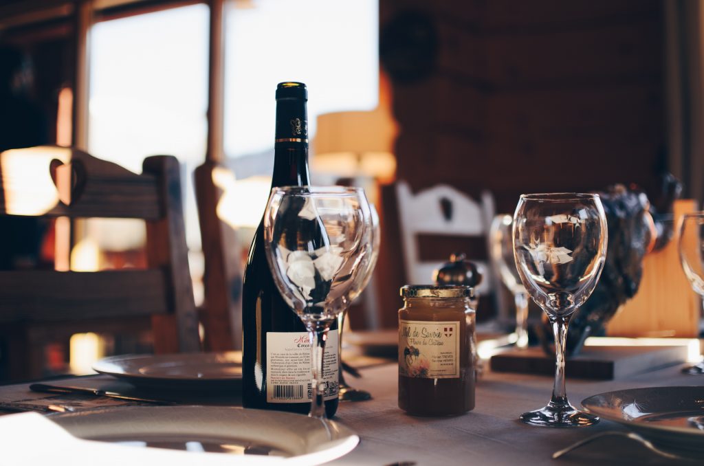 Vin sur une table