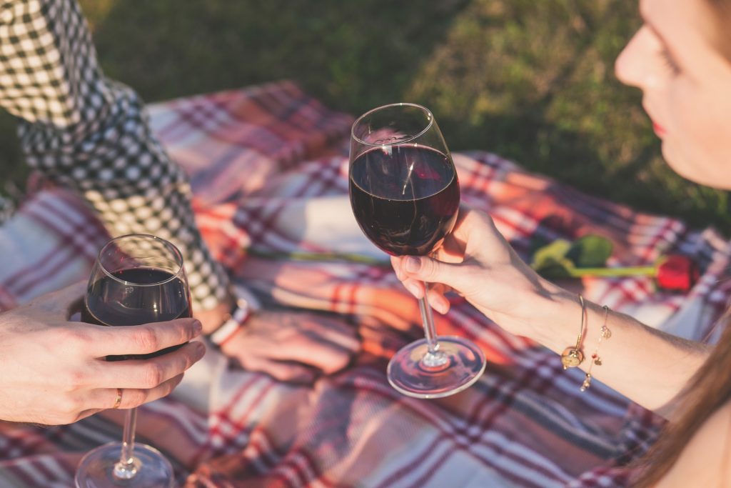 Tenir un verre de vin