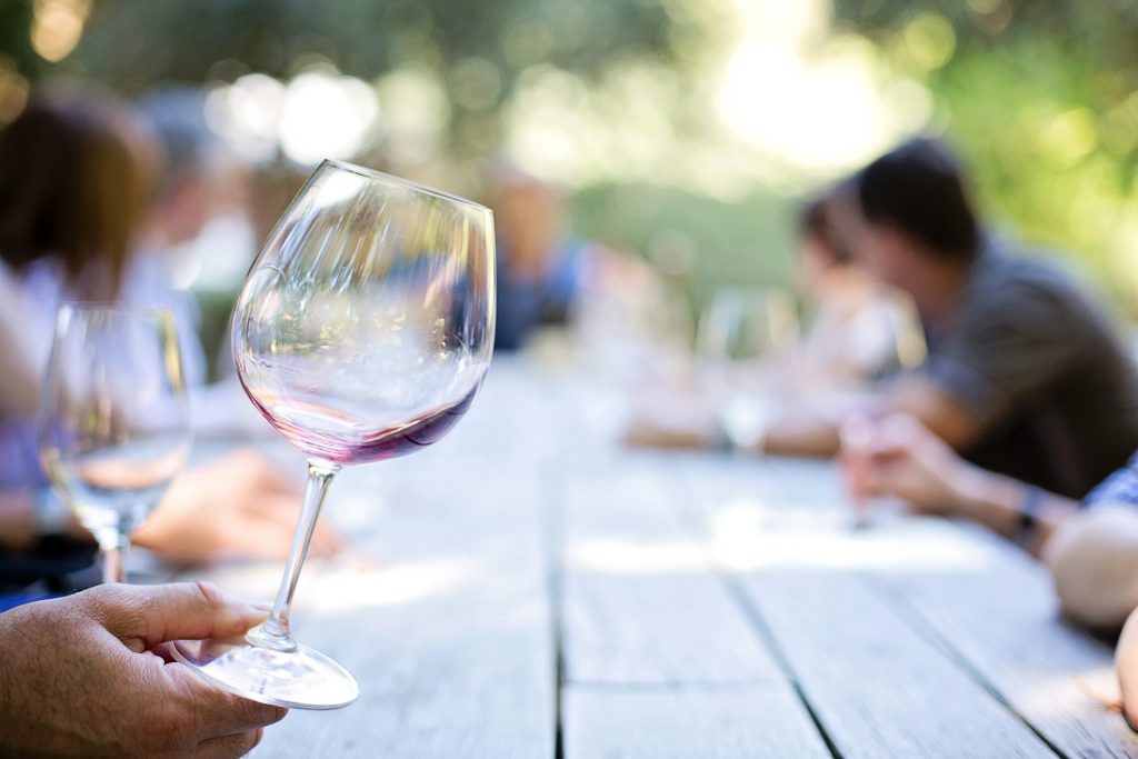 Tenir un verre de vin par le socle du pieds