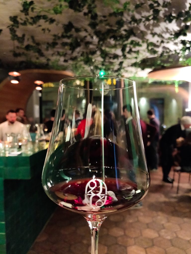 Verre et intérieur de 228 litres : bar à vin à Paris