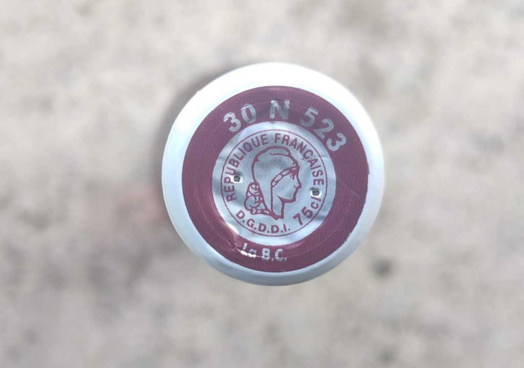 N sur bouteille de vin