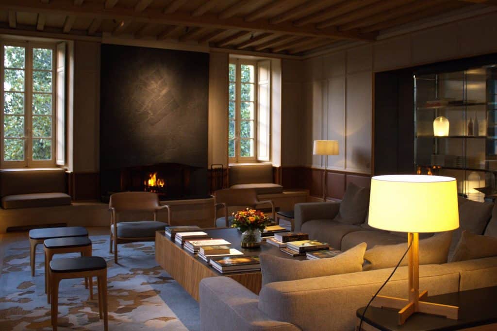 Salon et cheminée château de ferrand saint emilion